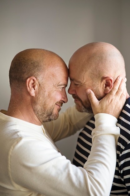 Zijaanzicht oude mannen die romantisch zijn