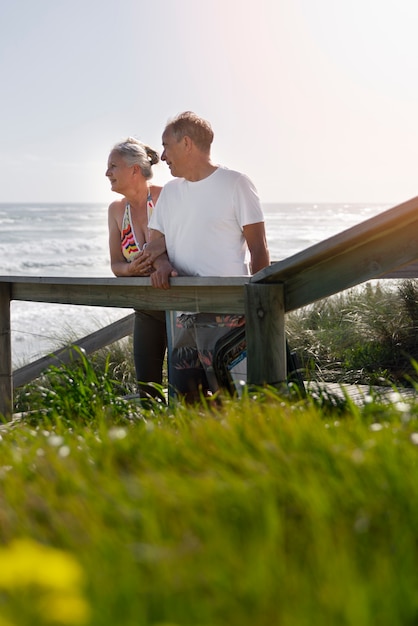 Gratis foto zijaanzicht oude mensen aan zee