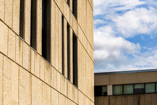 Zijaanzicht oude stenen gebouwen