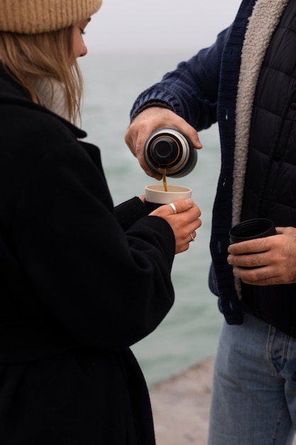 Gratis foto zijaanzicht paar tijd doorbrengen aan zee