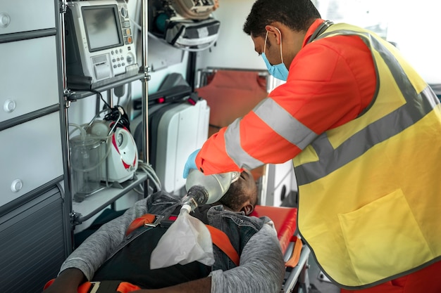 Gratis foto zijaanzicht paramedicus helpt man