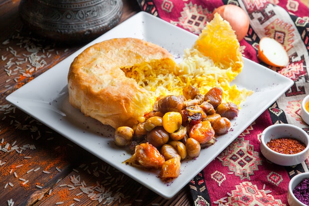 Zijaanzicht pilaf in een pita met kastanje, gedroogde abrikozen, kersenpruim. traditionele oosterse schotel op een donker houten oppervlak horizontaal