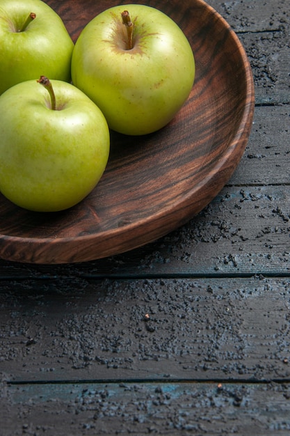 Gratis foto zijaanzicht plaat van appels bruine plaat van smakelijke appels op grijze tafel