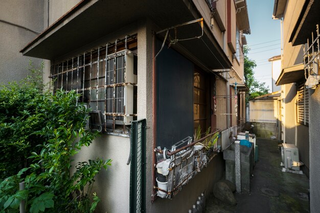 Zijaanzicht roestig verlaten huis