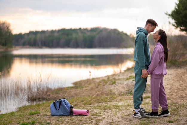 Gratis foto zijaanzicht romantisch paar buitenshuis