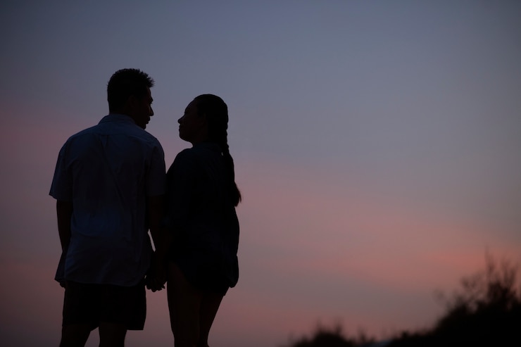 Gratis Foto zijaanzicht romantisch paar in vakantie
