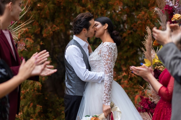 Gratis foto zijaanzicht romantisch paar zoenen