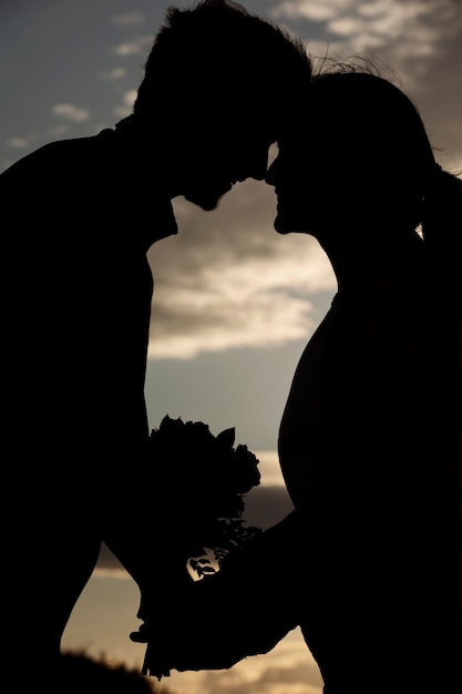 Gratis foto zijaanzicht romantische partners silhouetten