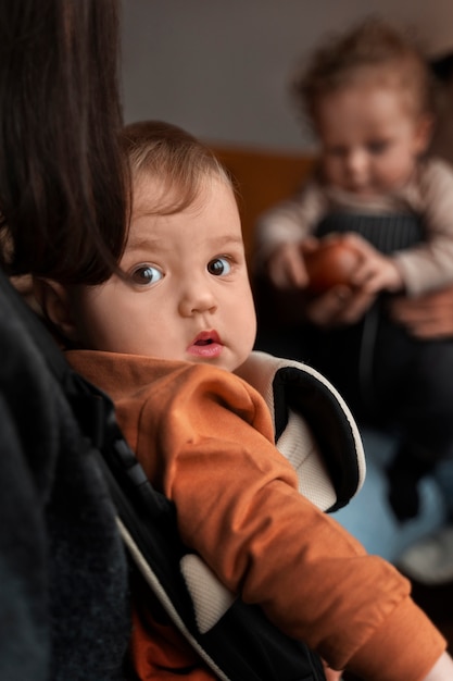 Gratis foto zijaanzicht schattige baby binnenshuis