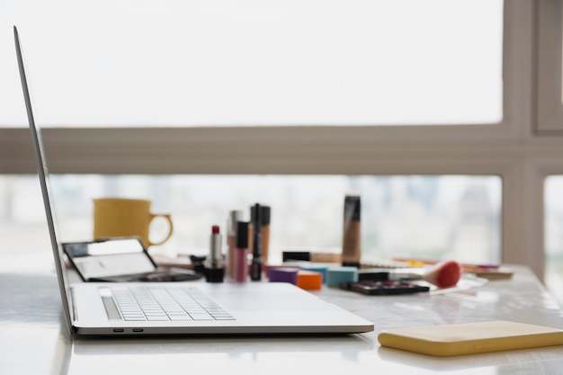 Zijaanzicht schoonheidsproducten op het bureau