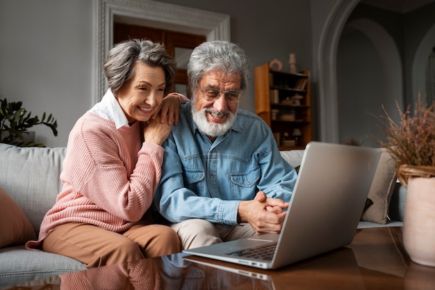 Gratis foto zijaanzicht senioren met laptop