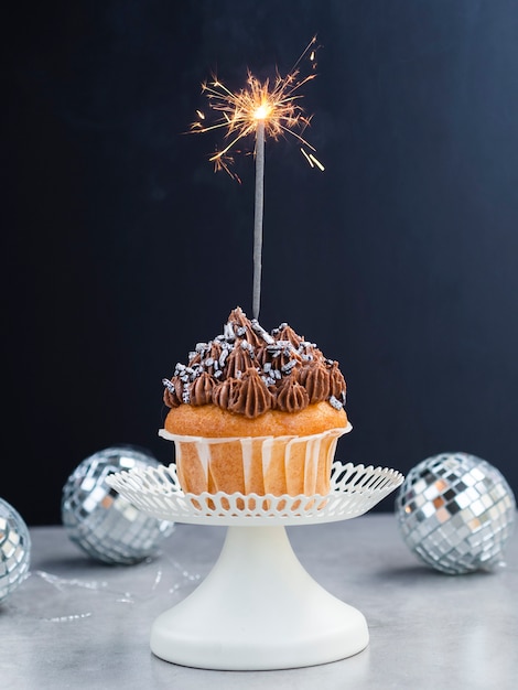 Gratis foto zijaanzicht smakelijke muffin en disco globes