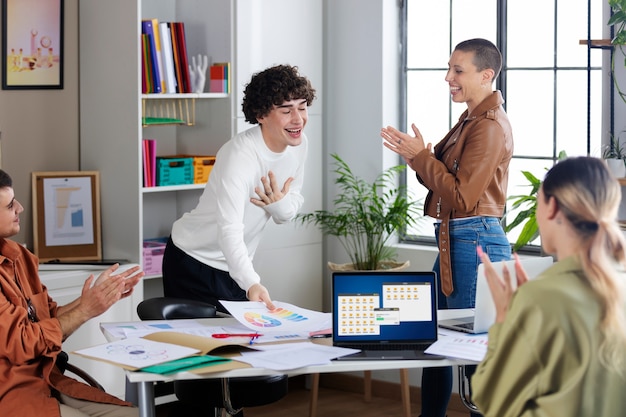 Zijaanzicht smiley collega's applaudisseren