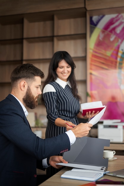 Gratis foto zijaanzicht smiley collega's op het werk