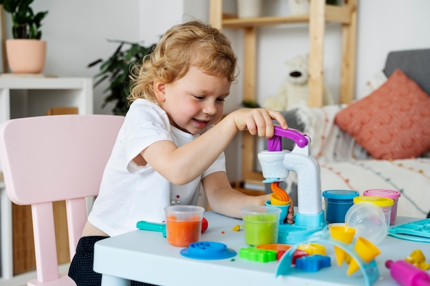 Zijaanzicht smiley kind binnen spelen