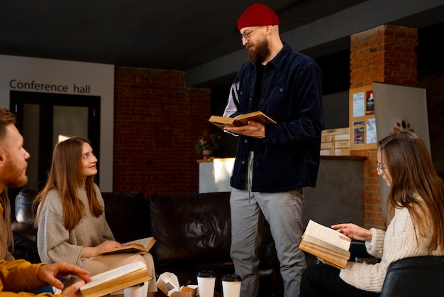 Gratis foto zijaanzicht smiley man leesboek