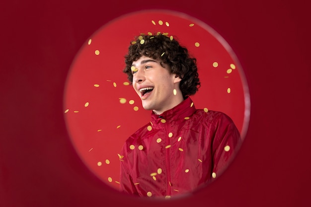 Zijaanzicht smiley man poseren met confetti