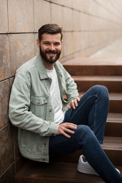 Gratis foto zijaanzicht smiley man poseren voor cv