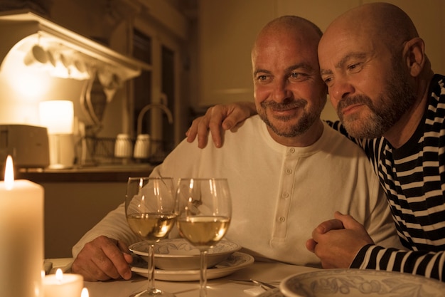 Zijaanzicht smiley mannen aan tafel