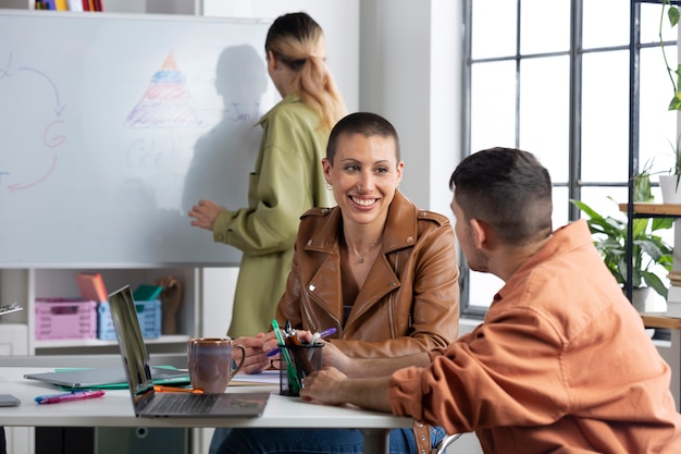 Zijaanzicht smiley mensen bespreken op het werk