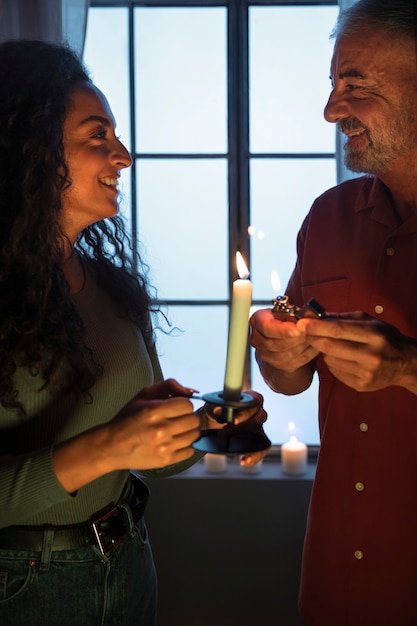 Zijaanzicht smiley mensen stroomstoring thuis