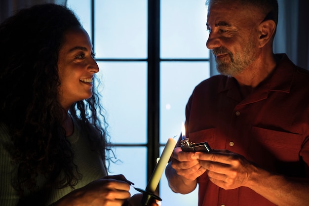 Zijaanzicht smiley mensen stroomstoring thuis