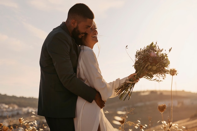 Gratis foto zijaanzicht smiley paar met bloemen