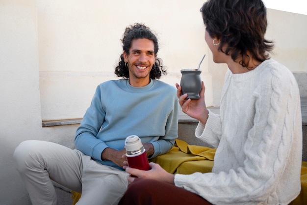 Zijaanzicht smiley vrienden chatten