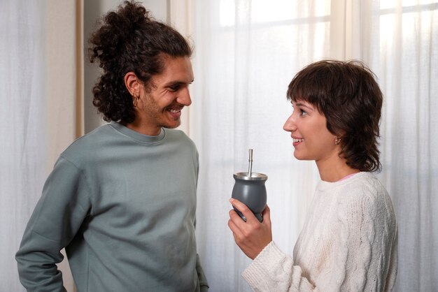 Zijaanzicht smiley vrienden met drankje