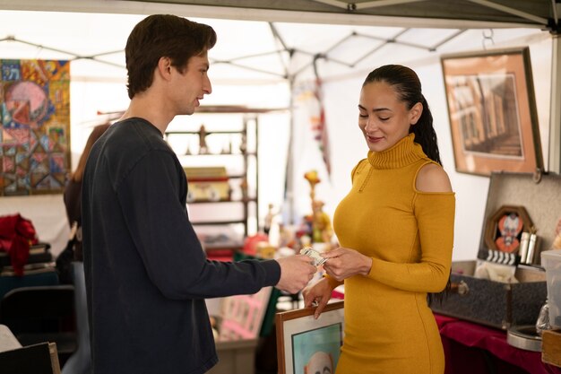 Zijaanzicht smiley vrienden op rommelmarkt