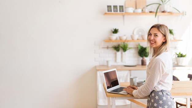 Zijaanzicht smiley vrouw aan het werk