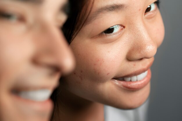 Zijaanzicht smiley vrouw en man poseren