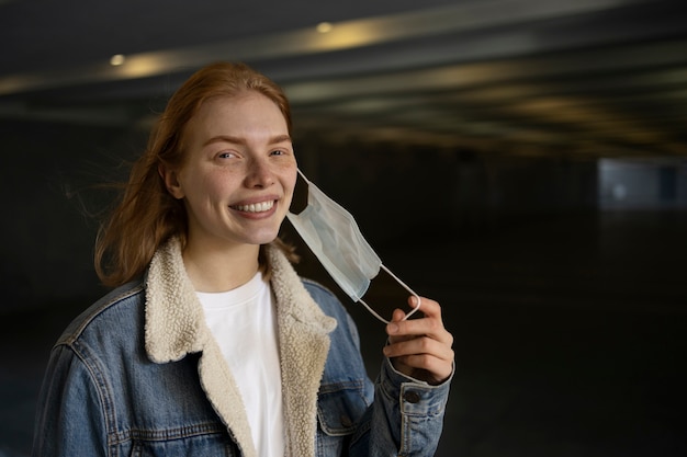 Zijaanzicht smiley vrouw masker gratis