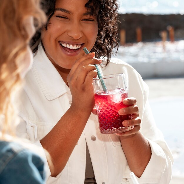 Zijaanzicht smiley vrouw met sangria