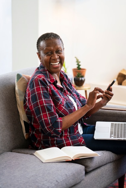 Zijaanzicht smiley vrouw met telefoon