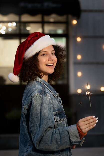 Zijaanzicht smiley vrouw met vuurwerk