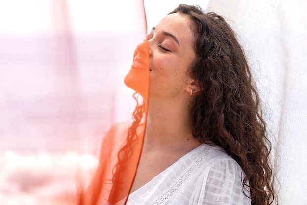 Gratis foto zijaanzicht smiley vrouw poseren buitenshuis