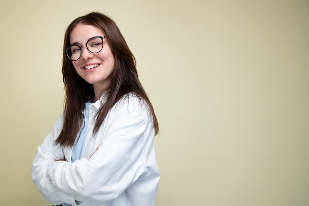 Zijaanzicht smiley vrouw poseren