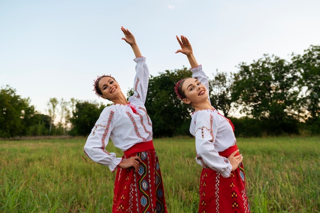 Zijaanzicht smiley vrouwen buiten dansen