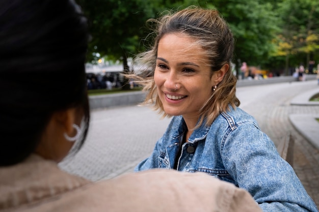 Zijaanzicht smiley vrouwen buitenshuis