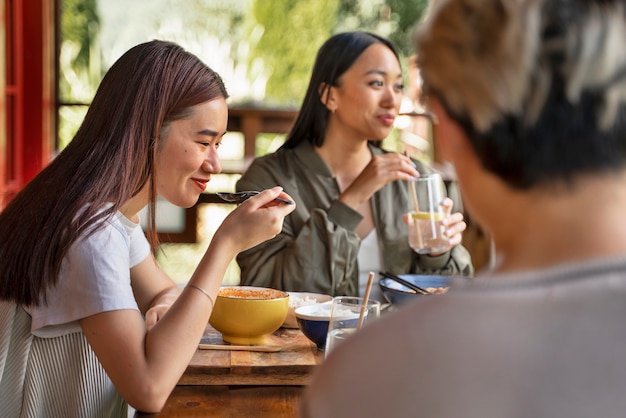 Zijaanzicht smiley vrouwen eten