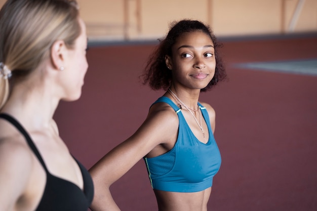 Gratis foto zijaanzicht smiley vrouwen op sportschool