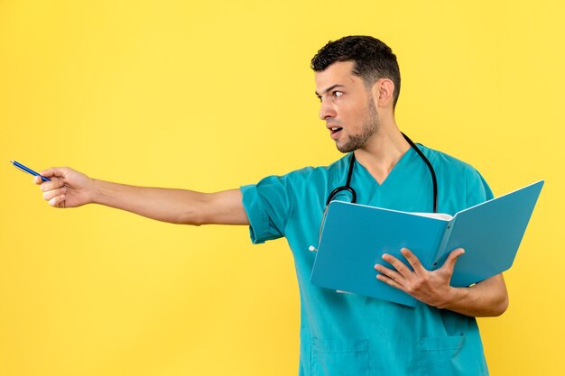 Zijaanzicht specialist de arts met analyses van patiënt wijst naar de zijkant
