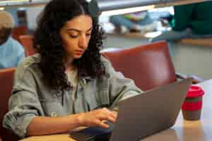 Gratis foto zijaanzicht student leren met laptop