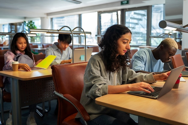 Gratis foto zijaanzicht studenten die samen leren