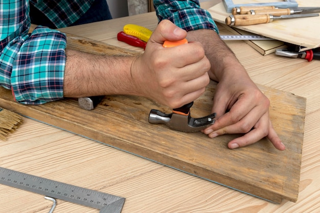 Zijaanzicht timmerman werkt in zijn atelier