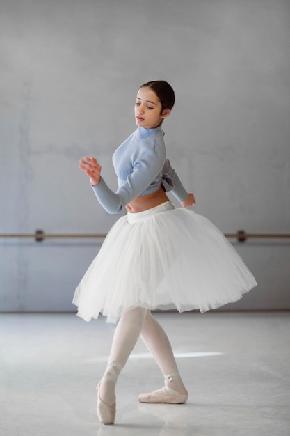 Zijaanzicht van ballerina dansen in tutu rok en pointe-schoenen