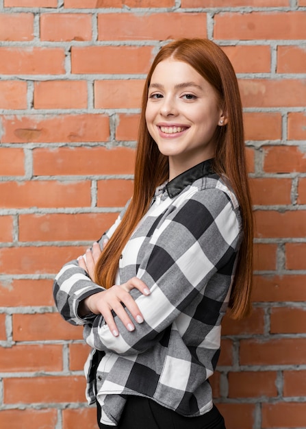 Gratis foto zijaanzicht van casual vrouw poseren