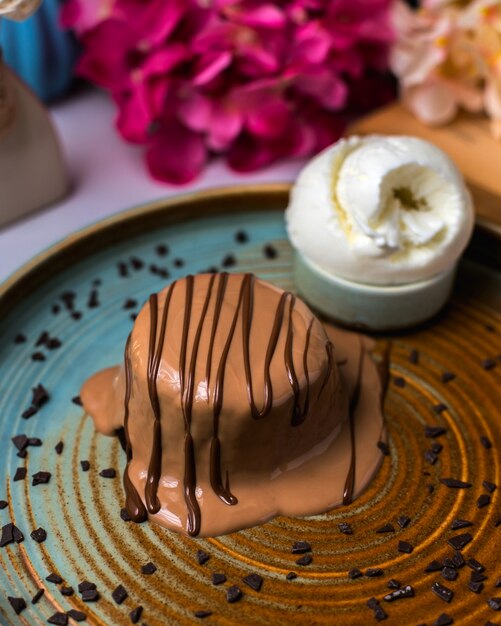 Zijaanzicht van chocoladefondantje op een plaat