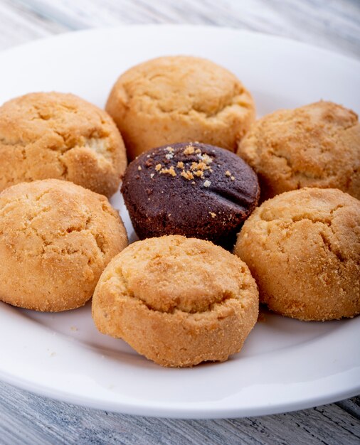 Zijaanzicht van cookies op een witte plaat